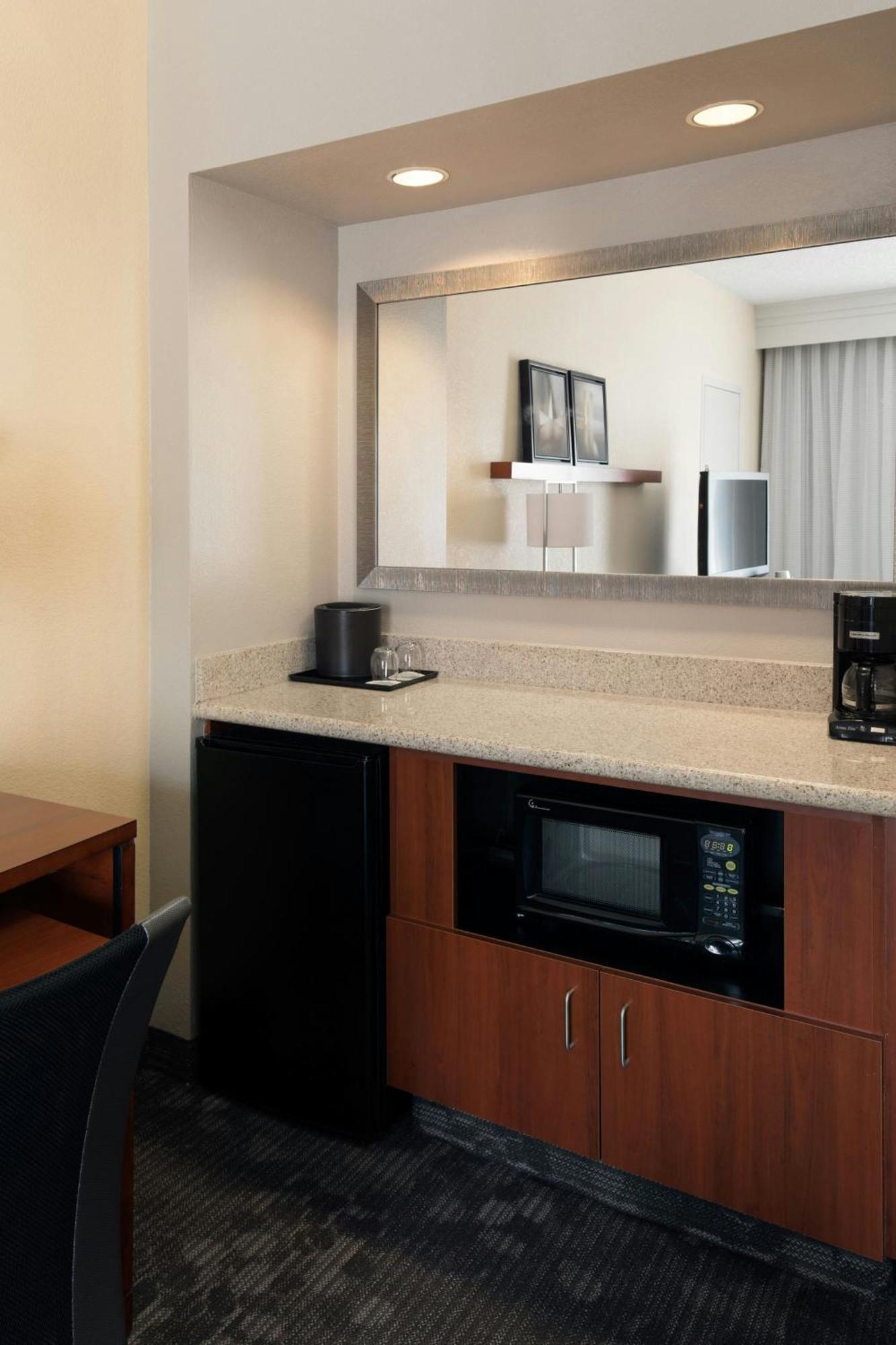 Courtyard By Marriott Denver Central Park Екстериор снимка