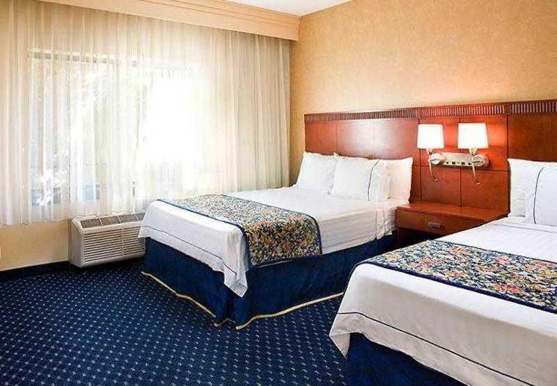 Courtyard By Marriott Denver Central Park Стая снимка