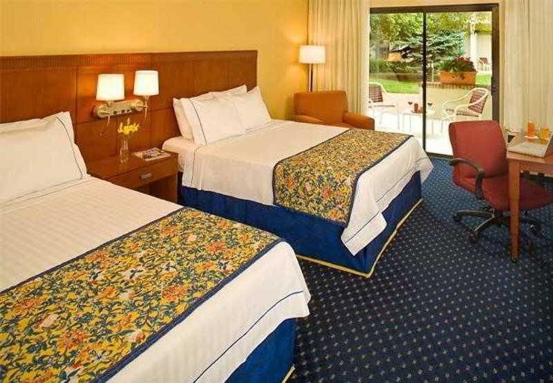 Courtyard By Marriott Denver Central Park Стая снимка
